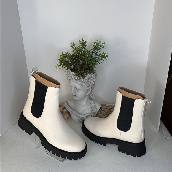 MICHAEL MICHAEL KORS
ASHER LEATHER ANKLE BOOT Cream/ Sz 9 - Picture 2 of 11